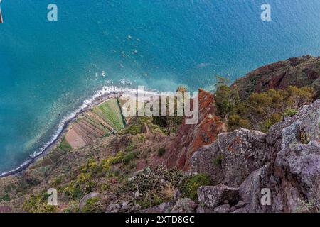 Blick auf das Meer und die Küste vom Aussichtspunkt Cabo Girao mit Glasboden auf Madeira, Portugal Stockfoto