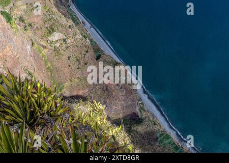 Blick auf das Meer und die Küste vom Aussichtspunkt Cabo Girao mit Glasboden auf Madeira, Portugal Stockfoto