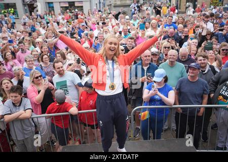 Mannschaftssiegerin Hannah Scott, die bei einer Homecoming-Parade in Coleraine in Nordirland Gold in den Women's Quadruple Sculls gewann. Bilddatum: Mittwoch, 14. August 2024. Stockfoto