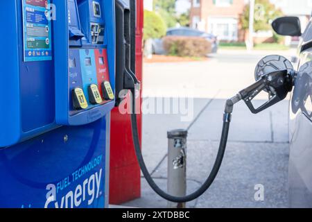 Washington, USA. August 2024. Ein Fahrzeug wird an einer Tankstelle in Arlington, Virginia, USA, am 14. August 2024 betankt. Die US-Verbraucherinflation stieg im Juli um 2,9 Prozent gegenüber dem Vorjahr, nachdem sie im Juni um 3,0 Prozent und im Mai um 3,3 Prozent gestiegen war, berichtete das US-Arbeitsministerium am Mittwoch. Quelle: Hu Yousong/Xinhua/Alamy Live News Stockfoto