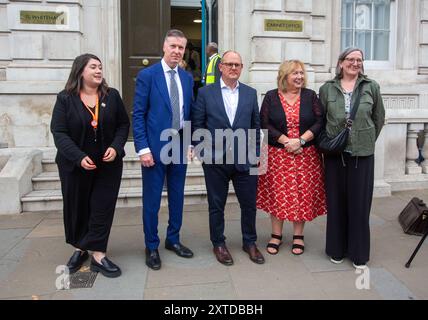 London, England, Großbritannien. August 2024. (Von links nach rechts) Leiterin der gewerkschaft für interne und industrielle Beziehungen RHEA WOLFSON, Generalsekretär von Prospect MIKE CLANCY, Generalsekretär des TUC PAUL NOVAK, die Generalsekretärin von UNISON CHRISTINA MCANEA und die Stabschefin SARAH CARPENTER von UNITE werden vor dem Kabinettsbüro gesehen, nachdem sie sich mit der stellvertretenden Premierministerin Angela Rayner und dem Minister für Wirtschaft und Handel Jonathan Reynolds über den „Plan to Make Work Pay“ von Labour getroffen hatten (Credit Image: © Tayfun Salci/ZUMA Press Wire) NUR REDAKTIONELLE VERWENDUNG! Nicht für kommerzielle ZWECKE! Stockfoto