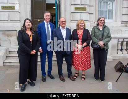 London, England, Großbritannien. August 2024. (Von links nach rechts) Leiterin der gewerkschaft für interne und industrielle Beziehungen RHEA WOLFSON, Generalsekretär von Prospect MIKE CLANCY, Generalsekretär des TUC PAUL NOVAK, die Generalsekretärin von UNISON CHRISTINA MCANEA und die Stabschefin SARAH CARPENTER von UNITE werden vor dem Kabinettsbüro gesehen, nachdem sie sich mit der stellvertretenden Premierministerin Angela Rayner und dem Minister für Wirtschaft und Handel Jonathan Reynolds über den „Plan to Make Work Pay“ von Labour getroffen hatten (Credit Image: © Tayfun Salci/ZUMA Press Wire) NUR REDAKTIONELLE VERWENDUNG! Nicht für kommerzielle ZWECKE! Stockfoto