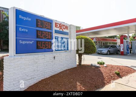 Washington, USA. August 2024. Dieses Foto vom 14. August 2024 zeigt eine Tankstelle in Arlington, Virginia, USA. Die US-Verbraucherinflation stieg im Juli um 2,9 Prozent gegenüber dem Vorjahr, nachdem sie im Juni um 3,0 Prozent und im Mai um 3,3 Prozent gestiegen war, berichtete das US-Arbeitsministerium am Mittwoch. Quelle: Hu Yousong/Xinhua/Alamy Live News Stockfoto