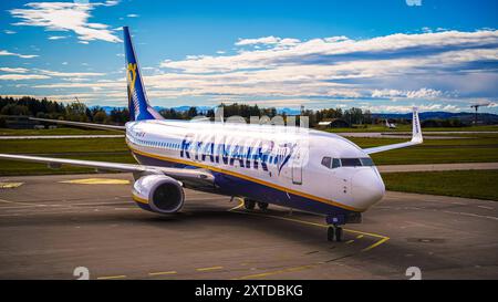 Flughafen Memmingen, Allgäu, Bayern, Deutschland, Europa - Boing 737 - 800 der Billigfluggesellschaft Ryanair - Symbolbild Luftfahrt, Fliegen, Urlaub, Reise, Klima, Flugreise, Pünktlichkeit, Fluggast, neue Ziele, Passagiere *** Flughafen Memmingen, Allgäu, Bayern, Deutschland, Europa Boing 737 800 der Billigfluggesellschaft Ryanair Symbolbild Luftfahrt, Fliegen, Urlaub, Reisen, Klima, Flugreisen, Pünktlichkeit, Passagier, neue Ziele, Passagiere Copyright: xJoeranxSteinsiekx Stockfoto