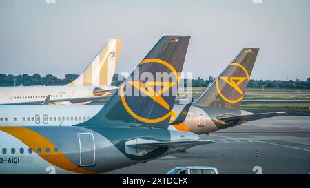 Flughafen Düsseldorf, Nordrhein Westfalen, Deutschland Europa - Impressionen am Flughafen - Airbus Flugzeuge der Fluggesellschaft Condor am Gate Terminal - Airbus Fluggesellschaft, Fluglinie, Flugunternehmen, Luftverkehrsgesellschaft, Passagierflugzeug, Flugreisen, Flugbuchung, Flugpreise, Flugroute, Flugzeugflotte, Fluggast, Flugbegleiter, Flugkapitän, Flugservice, Flugverkehr, Fluggesellschaftslogo, Flugzeuglackierung, Flugzeugkabine, Flugticket, Flugangebote, Flugplan, Flugstrecke, Flugbegleiterin, Fluggastinformation, Fluggastrechte, Flugsteig, Flugzeugabfertigung, Flugzeugwartung, Flugzeug Stockfoto