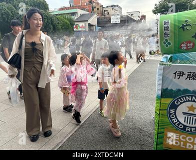 EXTREME HITZE IN JAPAN, WIE MAN SICH IM SENSO-JI TEMPEL ABKÜHLT Stockfoto