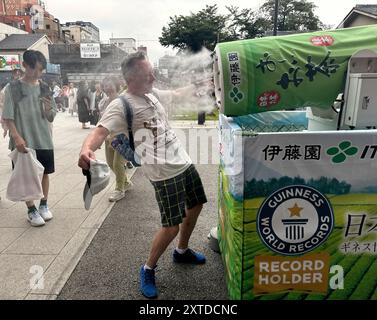 EXTREME HITZE IN JAPAN, WIE MAN SICH IM SENSO-JI TEMPEL ABKÜHLT Stockfoto