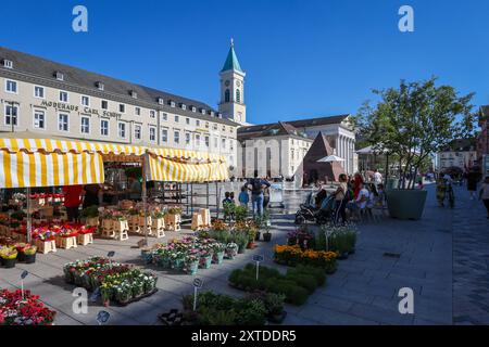 Karlsruhe, Baden-Württemberg, Deutschland - Marktstand mit Blumen am Marktplatz mit Pyramide und hinten der Stadtkirche Karlsruhe. Die Karlsruher Pyramide auf dem Marktplatz an der Karl-Friedrich-Straße ist das Grabmal vom Stadtgruender Karl Wilhelm von Baden-Durlach 1679 1738 und ein Wahrzeichen der Stadt. Karlsruhe Baden-Württemberg Deutschland *** Karlsruhe, Baden Württemberg, Deutschland Marktstand mit Blumen auf dem Marktplatz mit Pyramide und hinter der Stadtkirche Karlsruhe die Karlsruher Pyramide auf dem Marktplatz in der Karl-Friedrich-Straße ist das Grab des Stadtgründers Karl Wilhelm Stockfoto