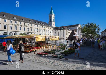 Karlsruhe, Baden-Württemberg, Deutschland - Marktstand mit Blumen am Marktplatz mit Pyramide und hinten der Stadtkirche Karlsruhe. Die Karlsruher Pyramide auf dem Marktplatz an der Karl-Friedrich-Straße ist das Grabmal vom Stadtgruender Karl Wilhelm von Baden-Durlach 1679 1738 und ein Wahrzeichen der Stadt. Karlsruhe Baden-Württemberg Deutschland *** Karlsruhe, Baden Württemberg, Deutschland Marktstand mit Blumen auf dem Marktplatz mit Pyramide und hinter der Stadtkirche Karlsruhe die Karlsruher Pyramide auf dem Marktplatz in der Karl-Friedrich-Straße ist das Grab des Stadtgründers Karl Wilhelm Stockfoto