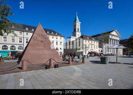 Karlsruhe, Baden-Württemberg, Deutschland - Marktplatz mit Pyramide und hinten der Stadtkirche Karlsruhe. Die Karlsruher Pyramide auf dem Marktplatz an der Karl-Friedrich-Straße ist das Grabmal vom Stadtgruender Karl Wilhelm von Baden-Durlach 1679 1738 und ein Wahrzeichen der Stadt. Karlsruhe Baden-Württemberg Deutschland *** Karlsruhe, Baden Württemberg, Deutschland Marktplatz mit Pyramide und hinter der Stadtkirche Karlsruhe die Karlsruher Pyramide auf dem Marktplatz an der Karl Friedrich Straße ist das Grab des Stadtgründers Karl Wilhelm von Baden Durlach 1679 1738 und Wahrzeichen der Stadt Stockfoto