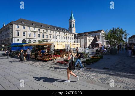 Karlsruhe, Baden-Württemberg, Deutschland - Marktstand mit Blumen am Marktplatz mit Pyramide und hinten der Stadtkirche Karlsruhe. Die Karlsruher Pyramide auf dem Marktplatz an der Karl-Friedrich-Straße ist das Grabmal vom Stadtgruender Karl Wilhelm von Baden-Durlach 1679 1738 und ein Wahrzeichen der Stadt. Karlsruhe Baden-Württemberg Deutschland *** Karlsruhe, Baden Württemberg, Deutschland Marktstand mit Blumen auf dem Marktplatz mit Pyramide und hinter der Stadtkirche Karlsruhe die Karlsruher Pyramide auf dem Marktplatz in der Karl-Friedrich-Straße ist das Grab des Stadtgründers Karl Wilhelm Stockfoto