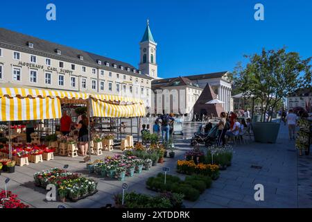 Karlsruhe, Baden-Württemberg, Deutschland - Marktstand mit Blumen am Marktplatz mit Pyramide und hinten der Stadtkirche Karlsruhe. Die Karlsruher Pyramide auf dem Marktplatz an der Karl-Friedrich-Straße ist das Grabmal vom Stadtgruender Karl Wilhelm von Baden-Durlach 1679 1738 und ein Wahrzeichen der Stadt. Karlsruhe Baden-Württemberg Deutschland *** Karlsruhe, Baden Württemberg, Deutschland Marktstand mit Blumen auf dem Marktplatz mit Pyramide und hinter der Stadtkirche Karlsruhe die Karlsruher Pyramide auf dem Marktplatz in der Karl-Friedrich-Straße ist das Grab des Stadtgründers Karl Wilhelm Stockfoto