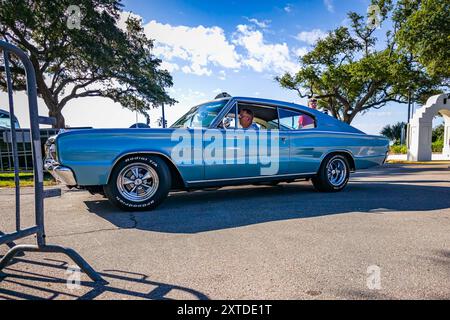 Gulfport, MS - 2. Oktober 2023: Seitenansicht eines Dodge Charger Hardtop Coupés aus dem Jahr 1967 auf einer lokalen Autoshow. Stockfoto