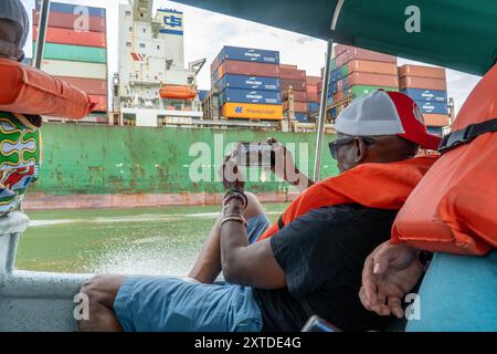 Frachtschiff, das durch den Panamakanal fährt. Stockfoto