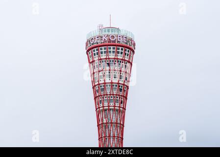 Kobe Port Tower und Meriken Park, Uferpromenade der Stadt Kobe in der Präfektur Hyogo in Japan am 15. Februar 2024 Stockfoto