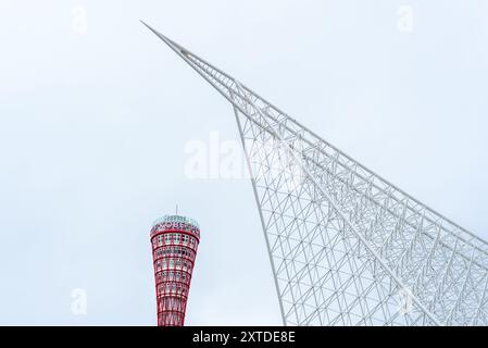 Kobe Port Tower und Meriken Park, Uferpromenade der Stadt Kobe in der Präfektur Hyogo in Japan am 15. Februar 2024 Stockfoto