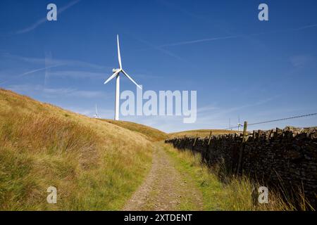 Eine einzige Windturbine an der alten Coal Road im Scout Moor in Rossendale. Stockfoto