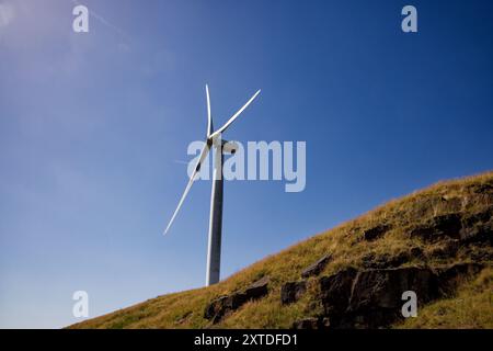 Einzelne Windkraftanlage auf dem Kamm des Windparks Scout Moor, Rossendale, Lancashire. Stockfoto