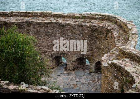 Bayard's Cove Fort, ein Artillerieblockhaus aus dem 16. Jahrhundert, das zur Verteidigung der Hafeneinfahrt in Dartmouth, Devon, England, Großbritannien, gebaut wurde Stockfoto