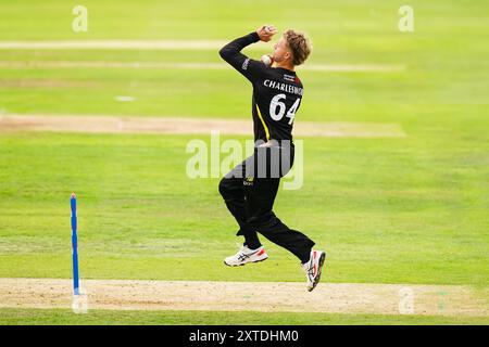 Bristol, Großbritannien, 14. August 2024. Ben Charlesworth Bowling in Gloucestershire während des Metro Bank One-Day Cup-Spiels zwischen Gloucestershire und Leicestershire. Quelle: Robbie Stephenson/Gloucestershire Cricket/Alamy Live News Stockfoto