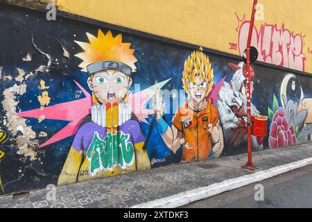 Wunderschönes Fototapete aus japanischen Cartoons, im japanischen Nachbarort Liberdade, São Paulo, Brasilien. August 2024. Stockfoto