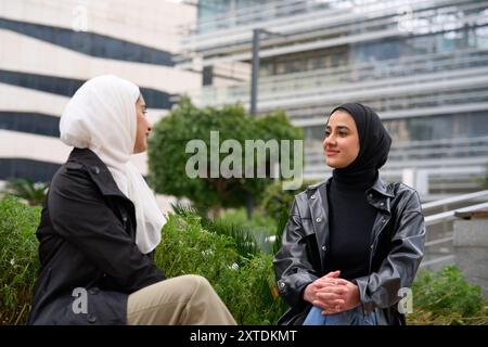 Junge muslimische Freunde hängen in einer Stadt ab Stockfoto