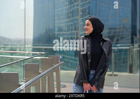 Junge muslimische Frau mit Hijab in einer modernen Stadt Stockfoto