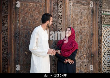 Ein junges muslimisches Paar in Beziehung, das redet und lächelt Stockfoto