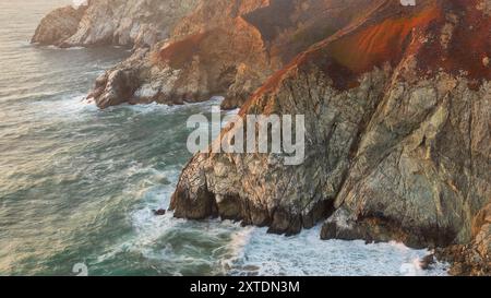 Die steilen Klippen des Devil's Slide-Vorgebirges, San Mateo County Coast zwischen Montara und Pacifica in Kalifornien. Stockfoto