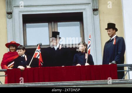 Maggio 1983 Oslo Archivio Storico Olycom/LaPresse Olav V, nome Completo Alexander Edward Christian Fredrik, nato principe di Danimarca (Sandringham, 2 luglio 1903 - Oslo, 17 gennaio 1991), è stato Re di Norvegia dal 1957 al 1991. Nella Foto: Re Olav V di Norvegia, Principe Harald, Principessa Sonia con loro figli Haakon e Louise sul Balcone abgebildet: König Olav V. von Norwegen, Principe Harald, Prinzessin Sonia mit ihren Kindern Haakon und Louise auf dem Balkon Credit: LaPresse/Alamy Live News Stockfoto