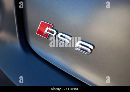 Berlin, Deutschland - 12. Mai 2024: Nahaufnahme des Audi RS 6 RS6-Logo auf dem hinteren Kofferraum mit selektiver Fokusaufnahme. Stockfoto