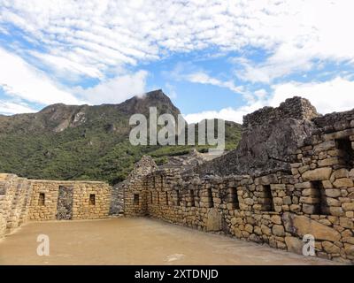 Alte Ruinen von machu picchu mit alten inka-Bautechniken mit einem hellblauen Himmel und Wolken darüber Stockfoto