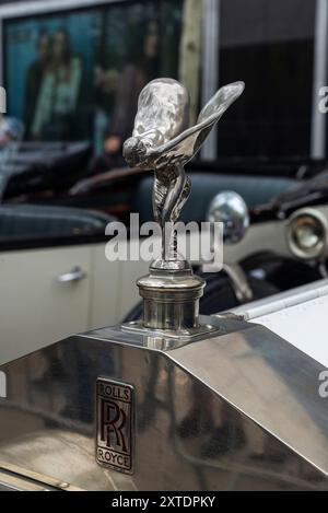 Barcelona, Spanien - 6. April 2024: Altes Retro-Auto der Marke Rolls Royce aus den 1920er Jahren parkte auf einer Straße in Barcelona, Katalonien, Spanien Stockfoto