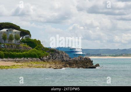 Brittany Ferries RoRo Fähre Pont Aven in der Bucht, die am Hafen vorbei an der Magdalena Halbinsel Santander Cantabria Spanien ankommt Stockfoto