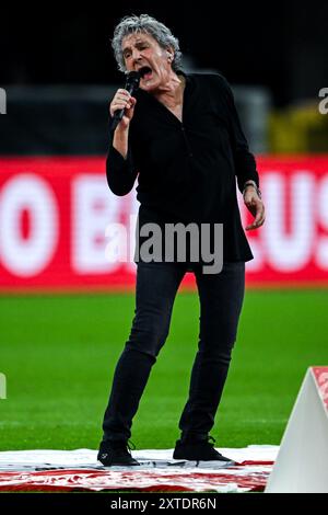 Mailand, Italien. August 2024. San Siro Stadion, 13.08.24: Fausto Leali singt vor dem Trofeo Berlusconi Spiel zwischen AC Mailand und AC Monza im San Siro Stadion in Mailand, Italien Fußball (Cristiano Mazzi/SPP) Credit: SPP Sport Press Photo. /Alamy Live News Stockfoto