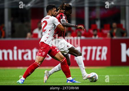 Mailand, Italien. August 2024. San Siro Stadion, 13.08.24: Pablo Mari (AC Monza) tritt mit Rafael Leao (AC Milan) beim Trofeo Berlusconi Spiel zwischen AC Mailand und AC Monza im San Siro Stadion in Mailand um den Ball an. /Alamy Live News Stockfoto