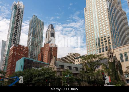 Die Fourth Presbyterian Church und das Modern Architecture Tower Building in Michigan Avenue, Magnificent Mile, Chicago, Illinois, USA Stockfoto