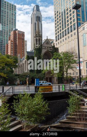 Die Fourth Presbyterian Church und das Modern Architecture Tower Building in Michigan Avenue, Magnificent Mile, Chicago, Illinois, USA Stockfoto