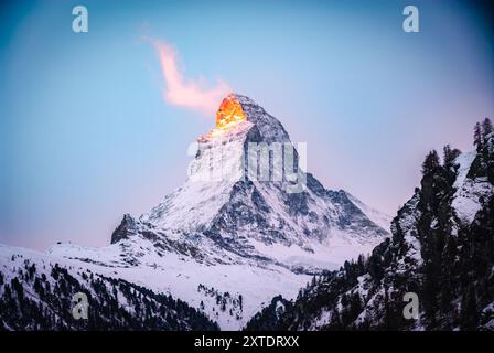 Atemberaubender Sonnenaufgang am Matterhorn im Winter in Zermatt, Schweiz Stockfoto