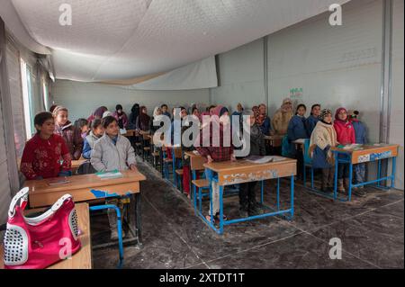 Mädchenschulkurs im Flüchtlingslager Al Za atari. Mädchenschulklasse im Flüchtlingslager Al Zaatari, wo Flüchtlingskinder ihre Ausbildung erhalten. Al Za atari, Al Mafraq, Jordanien. Berlin Flüchtlingscamp Al Za atari Al Mafraq Deutschland Copyright: XGuidoxKoppesxPhotox Stockfoto