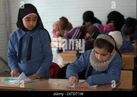 Mädchenschulkurs im Flüchtlingslager Al Za atari. Mädchenschulklasse im Flüchtlingslager Al Zaatari, wo Flüchtlingskinder ihre Ausbildung erhalten. Al Za atari, Al Mafraq, Jordanien. Berlin Flüchtlingscamp Al Za atari Al Mafraq Deutschland Copyright: XGuidoxKoppesxPhotox Stockfoto