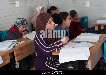 Mädchenschulkurs im Flüchtlingslager Al Za atari. Mädchenschulklasse im Flüchtlingslager Al Zaatari, wo Flüchtlingskinder ihre Ausbildung erhalten. Al Za atari, Al Mafraq, Jordanien. Berlin Flüchtlingscamp Al Za atari Al Mafraq Deutschland Copyright: XGuidoxKoppesxPhotox Stockfoto