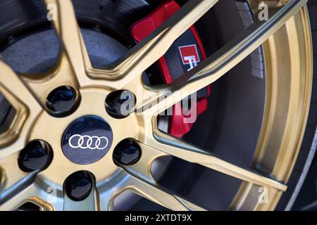 Berlin, Deutschland - 12. Mai 2024: Nahaufnahme des Audi RS 6 RS6 Schilderabzeichens Audi Four Circles Logo auf Alu-Scheibe und roten Bremssätteln und Bremse Stockfoto