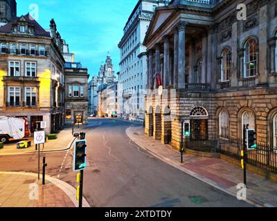 Erhöhter Blick am frühen Morgen auf die St Liverpool mit Blick auf die Lebergebäude mit dem Rathaus im Vordergrund. Stockfoto