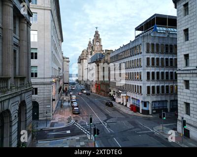 Erhöhter Blick am frühen Morgen auf das Wasser St Liverpool in Richtung Lebergebäude Stockfoto