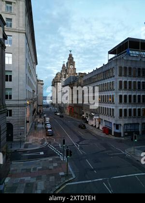 Erhöhter Blick am frühen Morgen auf das Wasser St Liverpool in Richtung Lebergebäude Stockfoto