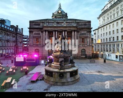 Blick über das Nelson Monument in Exchange Flags Liverpool auf die Rückseite des Rathauses Stockfoto