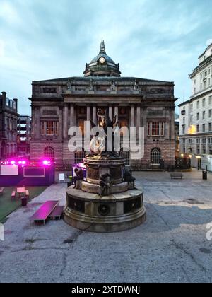 Blick über das Nelson Monument in Exchange Flags Liverpool auf die Rückseite des Rathauses Stockfoto