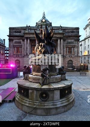 Blick über das Nelson Monument in Exchange Flags Liverpool auf die Rückseite des Rathauses Stockfoto