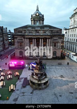 Blick über das Nelson Monument in Exchange Flags Liverpool auf die Rückseite des Rathauses Stockfoto